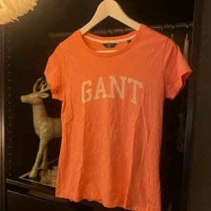 GANT T-SHIRT - Färg syns bäst på bild 2 och 3! Väldigt bra kvalitet då den knappt är använd. Nypris: ca 400kr. Säljer för 150 + frakt 💜 Passar mig som är XS/S!