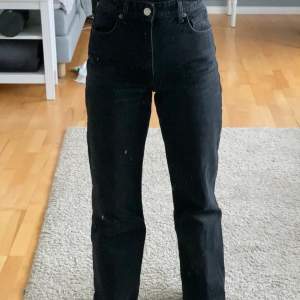 säljer dessa fina svarta jeans från zara. köpta för 399 kr. har klippt av dem så att de passar mig som är 165, men kan klippas av mer om det behövs.