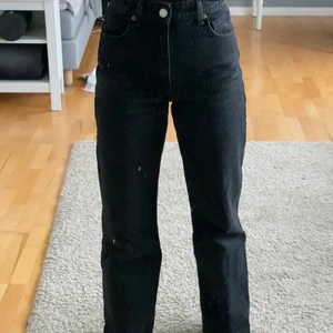 Svarta jeans från Zara - säljer dessa fina svarta jeans från zara. köpta för 399 kr. har klippt av dem så att de passar mig som är 165, men kan klippas av mer om det behövs.