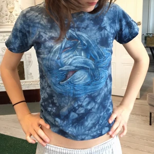 T-shirt - Super fin t-shirt med delfiner på men den kommer inte till användning. Fint skick. 