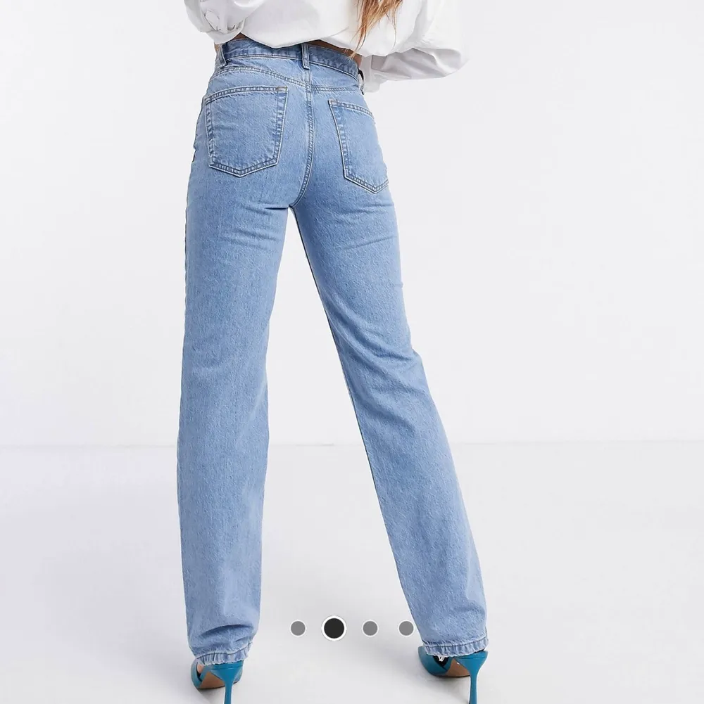 Säljer dessa snygga jeans från ASOS i modellen straight leg. Storlek 26/32, midjan är 26 och längden är 32. Säljer pågrund av att de har blivit för små. Väldigt bra passform! Finns ett litet hål i bakfickan men de är inget som syns jättemycket 😊 köparen står för frakt. Jeans & Byxor.