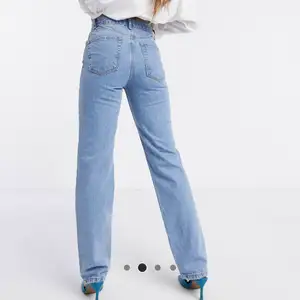 Säljer dessa snygga jeans från ASOS i modellen straight leg. Storlek 26/32, midjan är 26 och längden är 32. Säljer pågrund av att de har blivit för små. Väldigt bra passform! Finns ett litet hål i bakfickan men de är inget som syns jättemycket 😊 köparen står för frakt