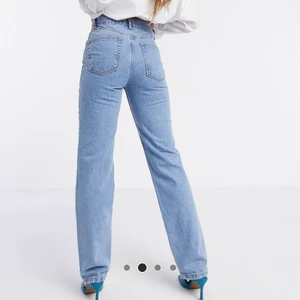 ASOS jeans straight leg strl 26/32 - Säljer dessa snygga jeans från ASOS i modellen straight leg. Storlek 26/32, midjan är 26 och längden är 32. Säljer pågrund av att de har blivit för små. Väldigt bra passform! Finns ett litet hål i bakfickan men de är inget som syns jättemycket 😊 köparen står för frakt