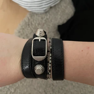 Balenciaga armband  - Ett jätte snyggt balenciaga armband❤️ lite slitet vid hålen men anars ett bra sikt 💕 säljer eftersom det kmr aldrig t användning 😍 nypris runt 2000 kr ❤️ säljer för 800 kr 😍