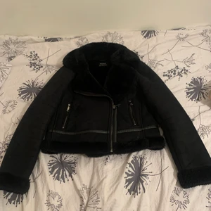 En jacka  - En jacka från puller&bear som jag bara har använt ett fåtalgånger och som jag säjer för 400kr men köpte för 1200kr. 