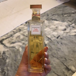 Elizabeth Arden parfym  - Säljer den då den är för stark för min smak. En fjärdedel använd. 