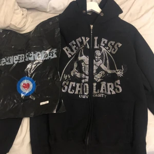 Reckless scholars M - Oanvänd reckless hoodie i storlek M, har bara hängt i garderoben så tänkte sälja den nu!