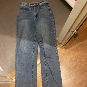 shein jeans  - köptes i augusti, använde de 3 gånger, väldigt hög midja, ser nya ut, lite långa o baggy fit , storlek S
