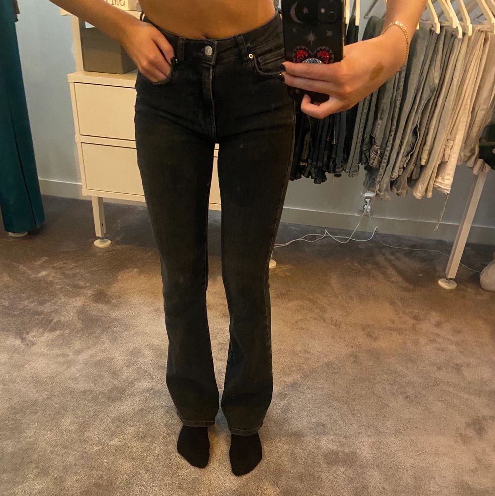 Svart/gråa bootcutjeans. Jag är 170, byxorna är ungefär 2-3 cm för korta för mig så passar dem så är runt 165. Jeans & Byxor.