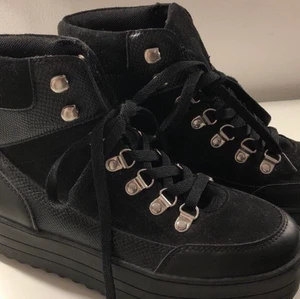 Svarta vår/höst skor  - De här svarta skorna passar PERFEKT till höst och vår! Dom är varma, sköna, snygga med en bekväm och ganska hög sula. Passar till alla olika outfits! Fick dessa förra året. Ser allmänt fräscha ut oxå:)