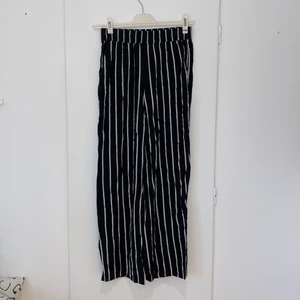 Randiga vida byxor - Tunna byxor från h&m i storlek 36, passar mig i längden som är 157. Endast använda några få gånger. Skriv för fler bilder. 