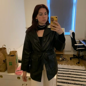 70’s italian faux leather jacket - Suuuuuperfin jacka i fake läder. Som ni ser tillverkad i Italien 1973. Vadderad och i toppskick. Frakt tillkommer och betalas endast med swish!