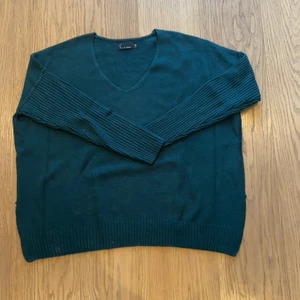 V-ringad tröja  - Sååå skön tröja! Häftig färg