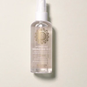Bronza Hydrating bronzing mist - Säljer denna hydrating mist från bronza som har fått väldigt bra recenssioner, jag har endast använt den en gång. Säljs då den inte kommer till användning. Nypris 250kr!