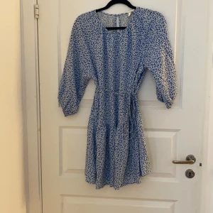 Blommig klänning  - Super söt blommig klänning från H&M i mamma modell fast passar även en som inte är gravid!🥰 Strl S