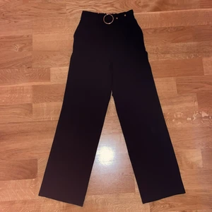 Kostymbyxor Vero Moda - Ett par skitsnygga kostymbyxor från Vero Moda med ett slags lossas skärp. Straightleg och highwaist med två framfickor. Där bak vid midjan är den töjbar, kolla bild 3. Säljer pga att de har börjat bli lite korta för mig men har använts väl. Är i stXS men passar S. Att betala: pris+frakt😘