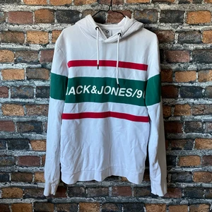 Jack & Jones hoodie - Luvtröja från Jack and Jones, knappt använd. I fint skick. Står ingen storlek någon stans men skulle säga M oversized. Frakten är spårbar med PostNord. Köp nu!