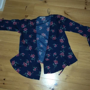 Fin blus säljs! - Jag säljer denna mörkblåa/svarta blus då den inte passar mig tyvärr. Knapp och snören och väldigt skön! Helt ny och bra skick.