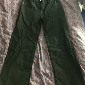 Svarta Jeans  - Svarta jeans från shien,säljer på grund av de passar tyvär inte mig. Byxorna är i storlek L men skulle säga de passar s-m eftersom de är ganska små i storleken. Du står för frakten 
