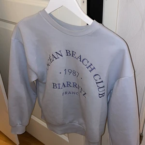 ⚡️Sweatshirt⚡️ - Fin tröja från Gina Tricot. Köpt i somras och soarsamt använd. Jag står för frakten 💛