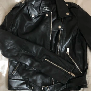 Skinnjacka - Säljer denna skinnjacka som är exakt likadan som den från zara. Aldrig använd, är i ny-skick. Storlek Xs, dock passar den mig som oftast bär S. Köpt för ca 600 kr. Köparen står för frakt och man betalar via swish. Kom privat för fler detaljer. Pris kan diskuteras.