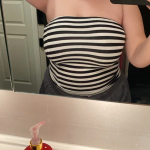 bandeau topp!  - En randig bandeau topp från Gina i storlek M! Säljes för 20kr exl frakt 