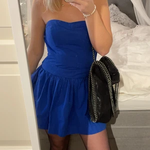 Hollister klänning  - Säljer min fina mörkblå klänning från hollister. Storlek S men passar xs-m då baksidan är lite stretch. Sitter perfekt och så söt! Köparen står för frakt!💗