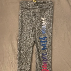 Tränigsbyxor - Tränigsbyxor små delar av vissa bokstäver på texten har lossnat men syns knappt, har snöre på insidan av byxorna. Tvättas innan de skickas, passar små barn! 