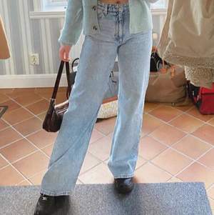 jeans från Monki (modellen yoko) köpta för två år sedan! i bra skick💕(Är du intresserad? Ett snabbt köp uppskattas då jag efter ett tag donerar kläderna till secondhandbutiker)