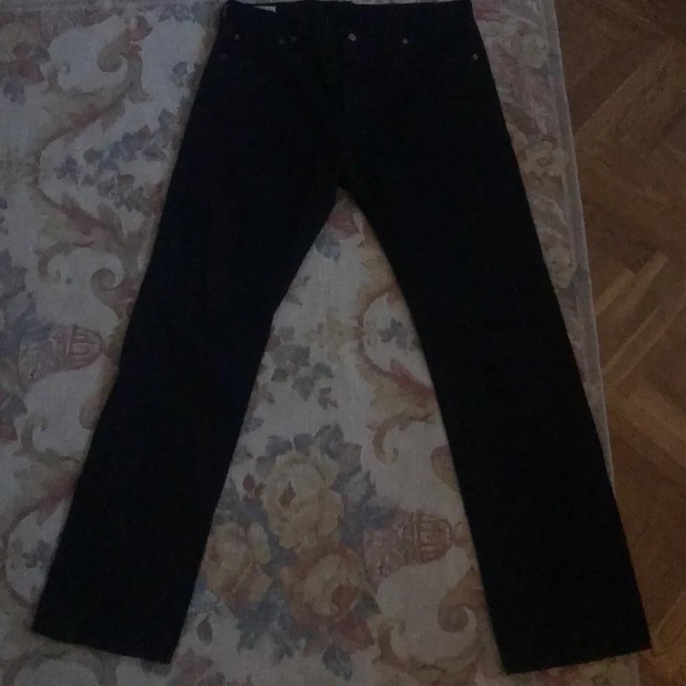 Svarta Levis jeans . Jeans & Byxor.