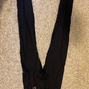 Fila träningstights - Flyttrensar- Säljer massa med plagg till billiga priser!!! Samfraktar så kolla mina andra annonser. Frakt efter paketets vikt, ansvarar ej för postens hantering av paket. Hör av dig vid frågor :)