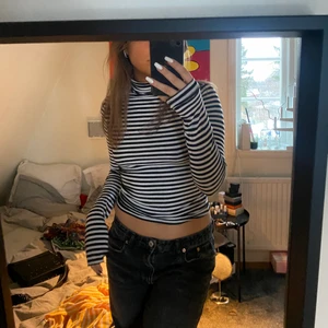 Turtleneck  - Randig turtleneck, har två hål längst ner på ärmen