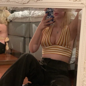 Topp - Jätte söt och sommrig topp som går i färgerna vit, gul och brun/orange. Sitter super fint och knyts i ryggen! Helt i nyskick och har endast provats. Köparen står för frakt.🌻