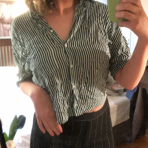 Randig skjorta - Säljer denna grön vita randiga skjortan från Pull & Bear! Säljer pågrund av att jag inte använder den så mycket. Storlek S! Kan skickas eller mötas upp☺️