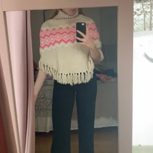 Stickad poncho  - Stickad poncho som passar perfekt att ha över ett linne, köpt från H&M i strl 158/170.   Vid frågor är det bara att skriva!🥰  Nytvättad!