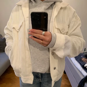 Sweet sktbs ”jacka” strl xs - Snygg lite oversize vårjacka från sweet sktbs (köpt på junkyard). Manchester material (se bild) 🤍 strl xs men är frtf lite oversize på mig som brukar ha s! Köpte för 999 men säljer för 400, den är ren och har inga märken 🤍🤍