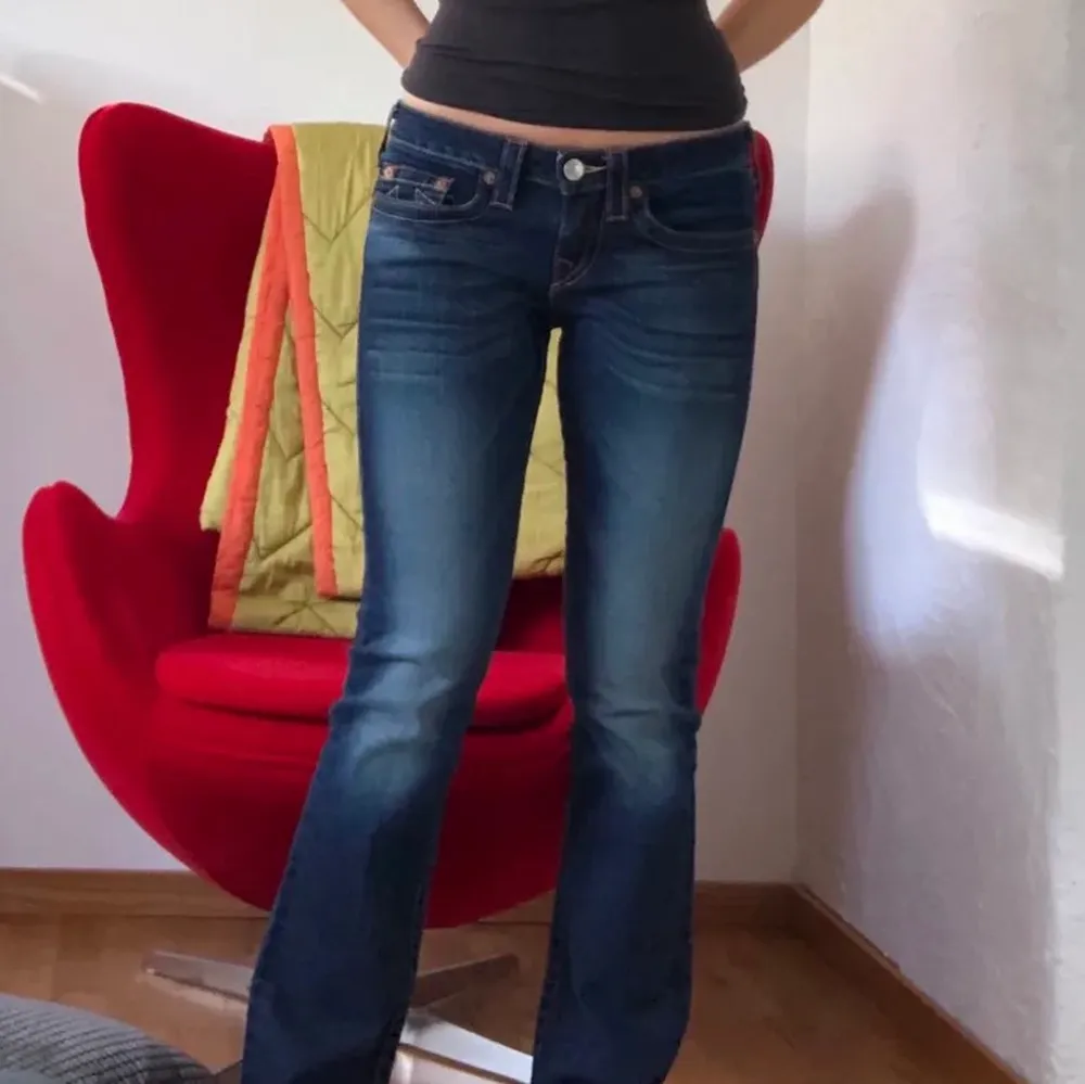 Jag säljer nu mina true religion jeans då dem inte används. Bilden är från förra ägaren. Dem är i superfint skick och i storlek 29, hör av dig med frågor❤️. Jeans & Byxor.