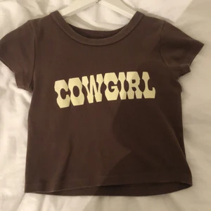 Brandy cowgirl t-shirt  - Brun brandy tröja, Inte använd på länge, inga skador, 