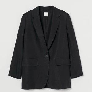 SVART OVERSIZEKAVAJ I LINMIX IFRÅN HM ST - En oversized kavaj i vävd kvalitet av lin- och viskosblandning. Kavajen har krage och slag samt knäppning med en knapp fram. Passpoalerade framfickor med lock. Fodrad. Kavajen är aldrig använd, därav i nyskick. Det finns en extraknapp. Nyprid 399:- Passform: Oversized Komposition: Foder: Polyester 100%Ytterlager: Lin 53%, Viskos 47%