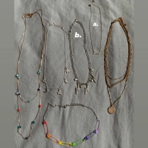 halsband - Säljer några av mina halsband då jag har alldeles för många, alla är sparsamt använda och i superbra skick!! Halsbandet markerat med A. är äkta silver, halsbandet med B. är stål (de har ingen risk att bli missfärgade). Alla halsband kostar 30kr/halsband✨✨ Skriv för mer bilder eller andra frågor ☺️