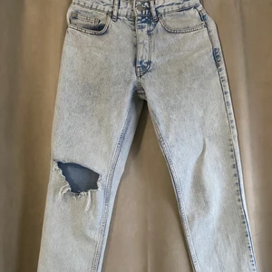 Ljusblå jeans - Dessa jeans är från bohooman och är storlek 28 och sitter bra på mig som är ca 170. De sitter ej tight men inte för loose heller. De är använda men tvättade.