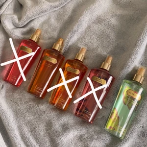 VICTORIA SECRET BODYMIST - Alla är nästan helfulla förutom pear glace som är 2/3 full. Säljer för 90kr/st och då är frakten inräknad i priset. Paketpris är möjligt 🤍🤍