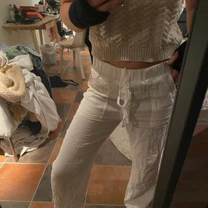 Linnebyxor - Linnebyxor som jag köpte i somras här på Plick, säljer då jag har ett par till💕🙏🏽 