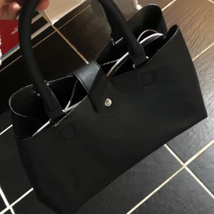 Snygg svart axelväska  - Jätte fin den är stor och får plats med myket