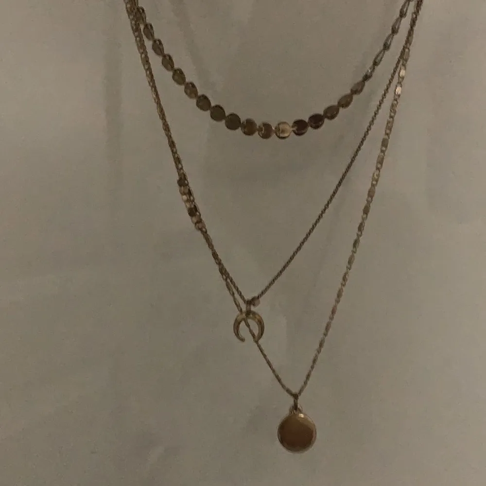 Ett treradigt halsband i Guld. Både ett snygg och elegant halsband,passar  till vilken outfit som helst ✨ köpte detta halsband från H&M för några månader sedan.  . Accessoarer.