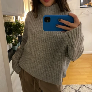 NA-KD grå stickad tröja - nyskick, bara använts max 2-3 ggr. Mycket varm och gosig stickad tröja med ståkrage. Material: 76% akryl 24% polyamid 💚