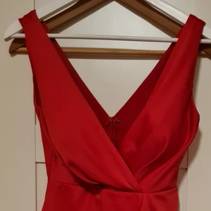 Röd Festklänning  - Superfin röd festklänning, använd bara 1 gång, lagom kort (ca knä längd)