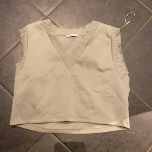 Väst  - Säljer denna väst från Zara i strl S. Helt oanvänd, endast testad. Hör av dig om du är intresserad💕💕