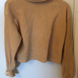 Snygg tröja storlek S - En senapsgul tröja med polokrage som är superfin!