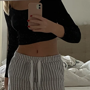 topp - svart cropped topp. så fin basic topp man måste ha i sin garderob!! Går att styla till allt 🖤 * lappen finns ej kvar så skulle gissa på h&m eller liknande <3
